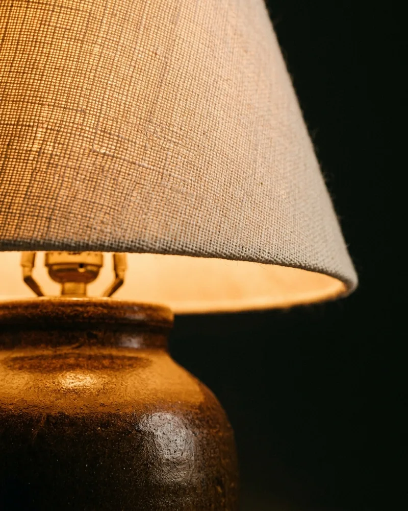Detalle de pantalla de lino natural encendida con luz cálida de 2700K
