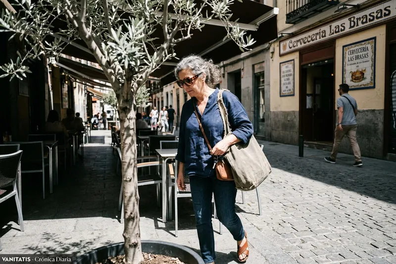Fotografía documental de mujer artista en estudio con obra propia al fondo